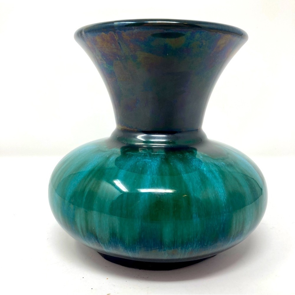 Vintage Blue Mountain Pottery vase. - Picture 3 of 10
